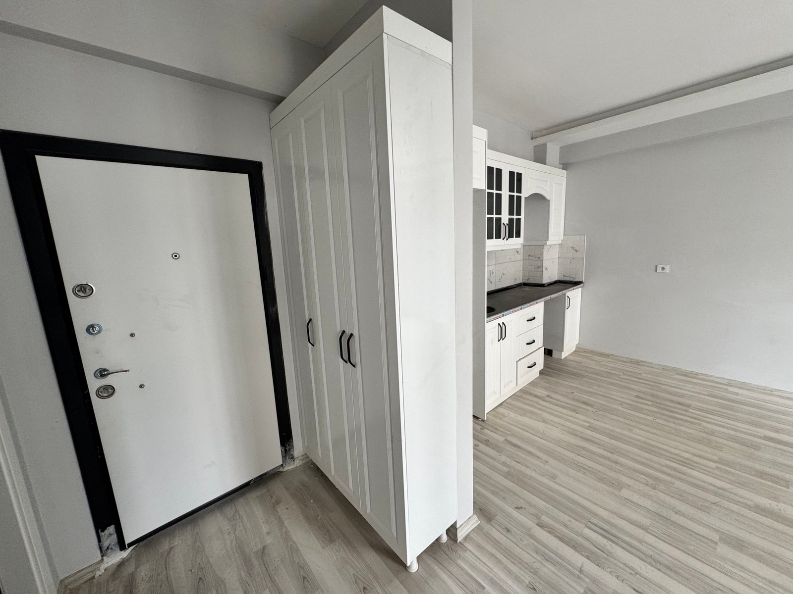 TURYAP TROPIK'TEN ARPAÇBAHŞIŞTE SATILIK HAVUZLU LÜX 1+1 DAİRE